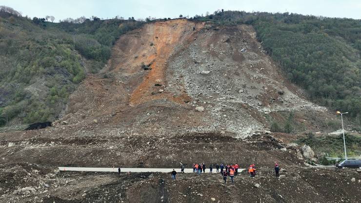 Giresunlu kayıp gençlerin içinde bulunduğu araca ulaşıldı 26