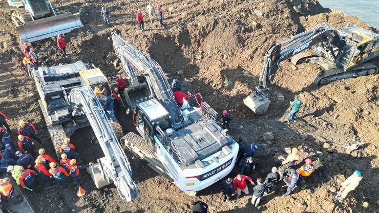 Giresunlu kayıp gençlerin içinde bulunduğu araca ulaşıldı 32