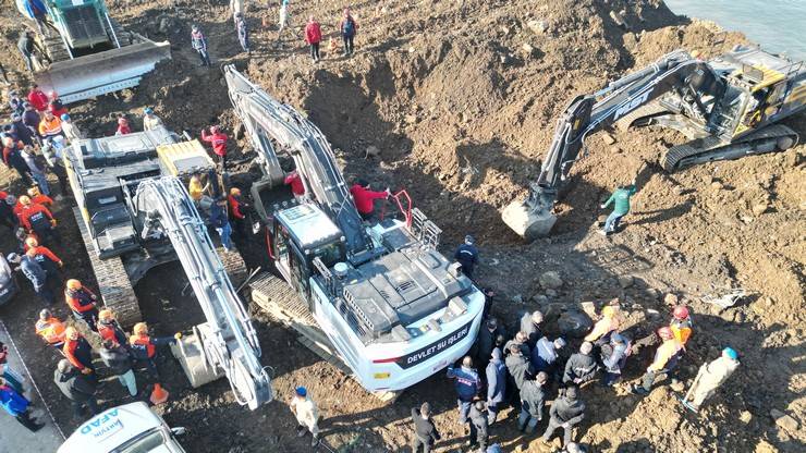 Giresunlu kayıp gençlerin içinde bulunduğu araca ulaşıldı 33