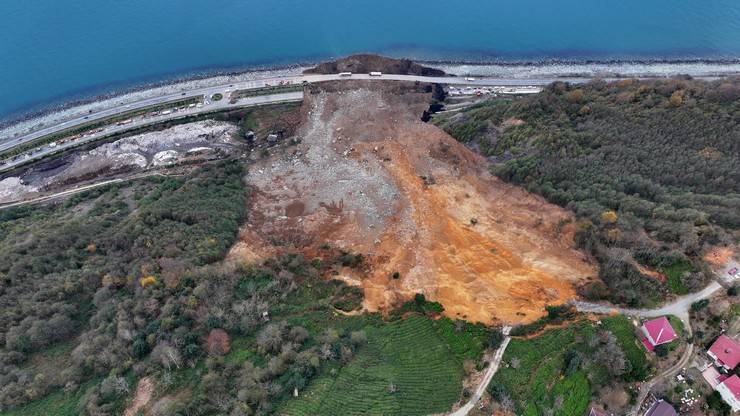 Giresunlu kayıp gençlerin içinde bulunduğu araca ulaşıldı 7