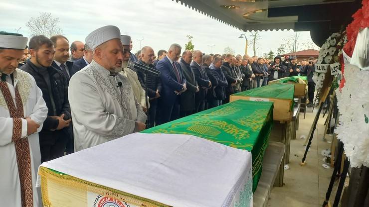 Artvin'de Karadeniz Sahil Yolu'nu kapatan heyelanda hayatını kaybeden Giresunlu 4 genç son yolculuklarına uğurlandı 11