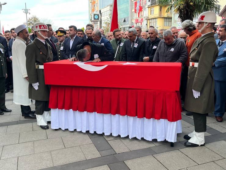 Rizeli Şehit Teğmen Ceyhun Kalyoncu son yolculuğuna uğurlandı 10