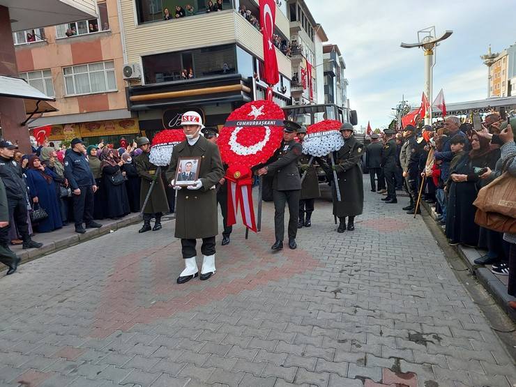 Rizeli Şehit Teğmen Ceyhun Kalyoncu son yolculuğuna uğurlandı 16