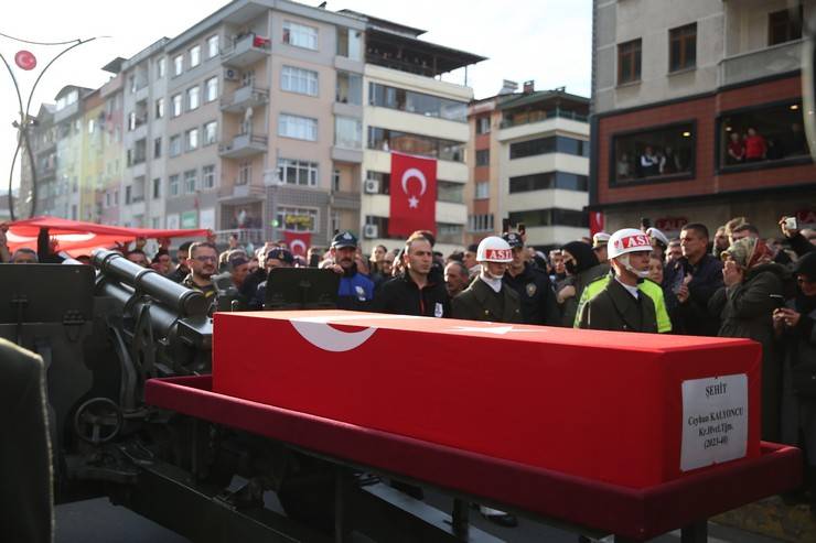 Rizeli Şehit Teğmen Ceyhun Kalyoncu son yolculuğuna uğurlandı 7