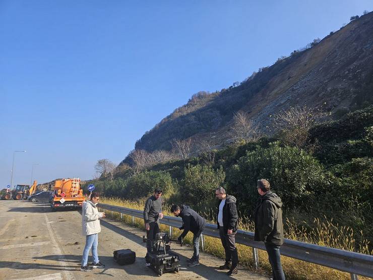 Heyelanın vurduğu Karadeniz Sahil Yolu'na 100 bin ton toprak akmış 10