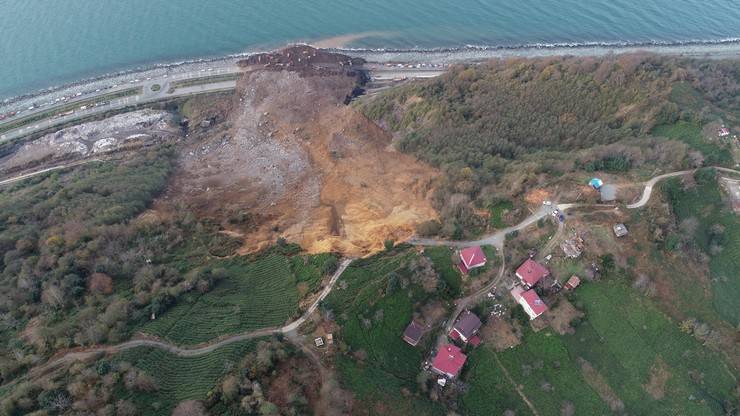 Heyelanın vurduğu Karadeniz Sahil Yolu'na 100 bin ton toprak akmış 2