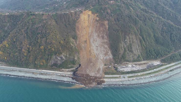 Heyelanın vurduğu Karadeniz Sahil Yolu'na 100 bin ton toprak akmış 3