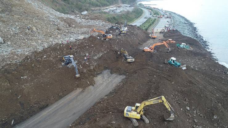 Heyelanın vurduğu Karadeniz Sahil Yolu'na 100 bin ton toprak akmış 4