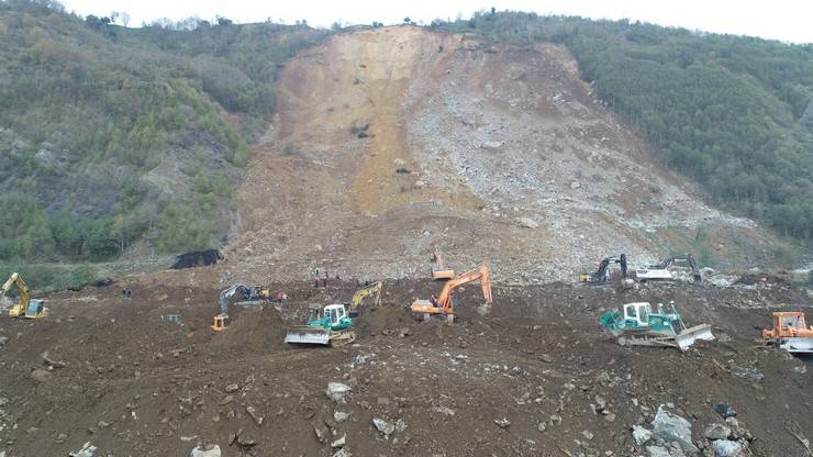 Heyelanın vurduğu Karadeniz Sahil Yolu'na 100 bin ton toprak akmış 5