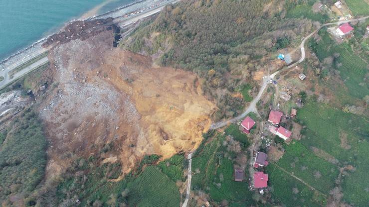 Heyelanın vurduğu Karadeniz Sahil Yolu'na 100 bin ton toprak akmış 6