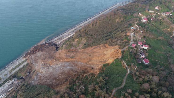 Heyelanın vurduğu Karadeniz Sahil Yolu'na 100 bin ton toprak akmış 7