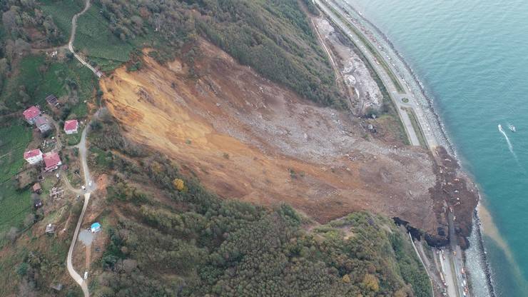 Heyelanın vurduğu Karadeniz Sahil Yolu'na 100 bin ton toprak akmış 8