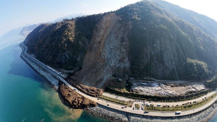 Heyelanın vurduğu Karadeniz Sahil Yolu'na 100 bin ton toprak akmış 9