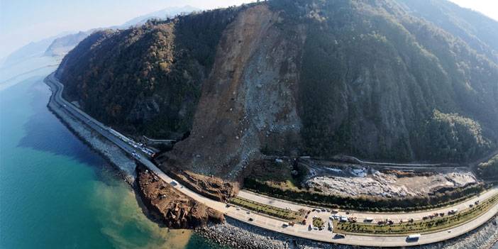 Heyelanın vurduğu Karadeniz Sahil Yolu'na 100 bin ton toprak akmış