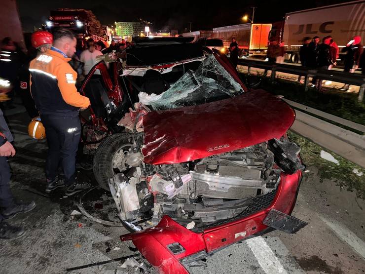 Artvin’de otomobil tıra çarptı: 1 ölü, 1 yaralı 11