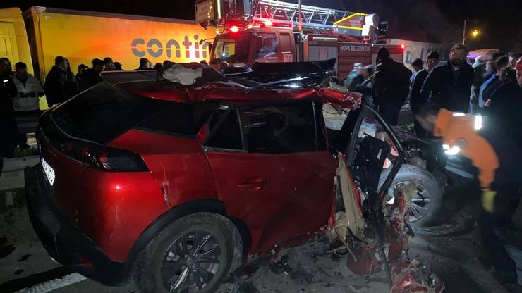 Artvin’de otomobil tıra çarptı: 1 ölü, 1 yaralı 3