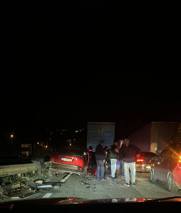 Artvin’de otomobil tıra çarptı: 1 ölü, 1 yaralı 8