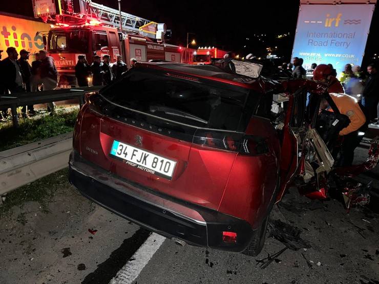 Artvin’de otomobil tıra çarptı: 1 ölü, 1 yaralı 9