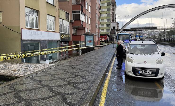 Rize'de tahliye edilen binanın sakini: Dalganın sahile vurması ile ev sallandı 13