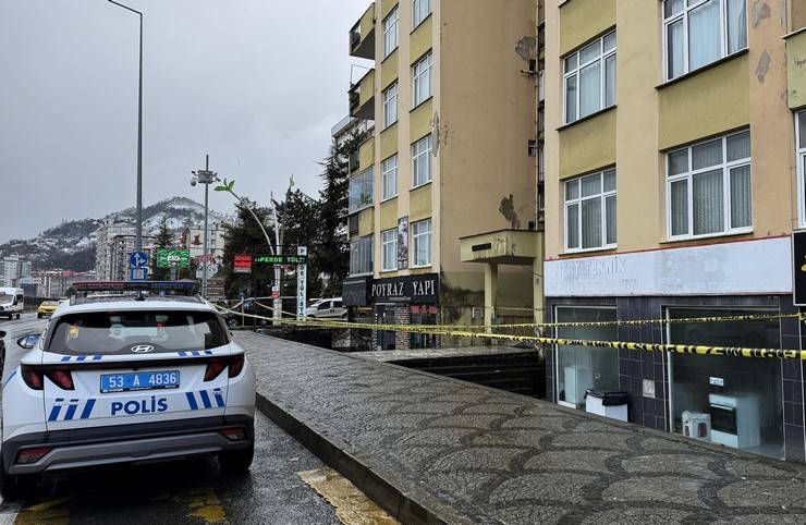 Rize'de tahliye edilen binanın sakini: Dalganın sahile vurması ile ev sallandı 14