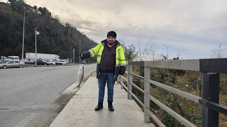 Artvin'de fırtına somon kafesini parçaladı, vatandaşlar dereye akın etti 12