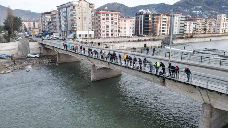 Artvin'de fırtına somon kafesini parçaladı, vatandaşlar dereye akın etti 2