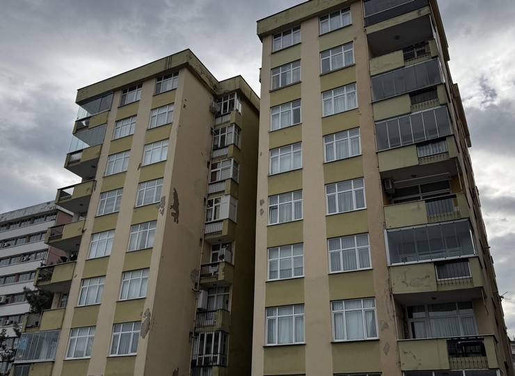 Rize'de tahliye edilen apartmanın sakinleri polis kontrolünde eşyalarını aldı 10