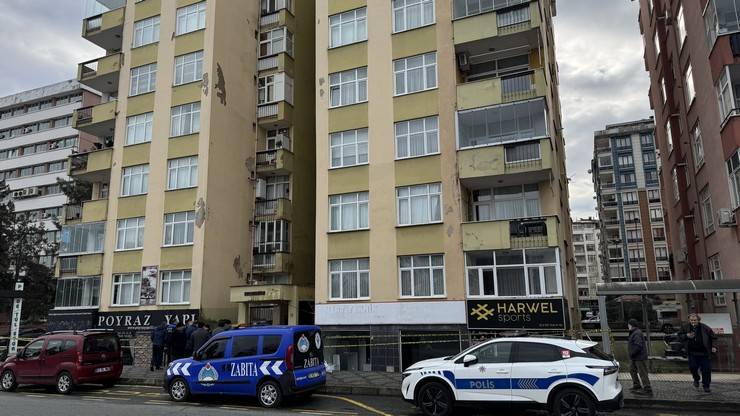 Rize'de tahliye edilen apartmanın sakinleri polis kontrolünde eşyalarını aldı 11