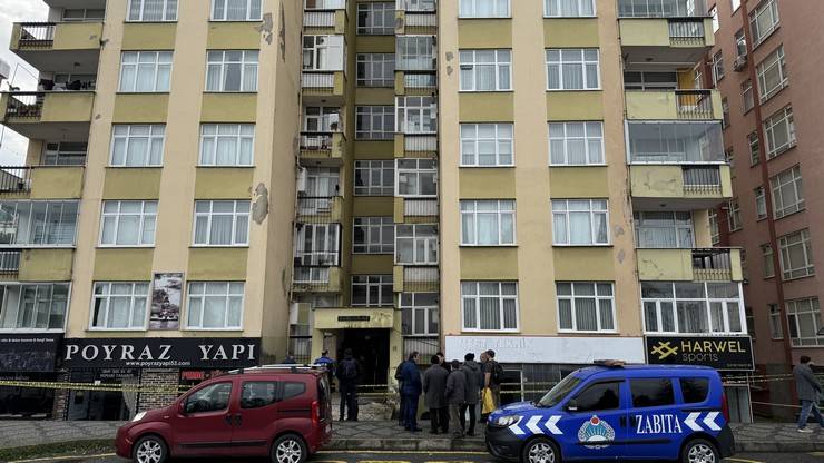 Rize'de tahliye edilen apartmanın sakinleri polis kontrolünde eşyalarını aldı 12