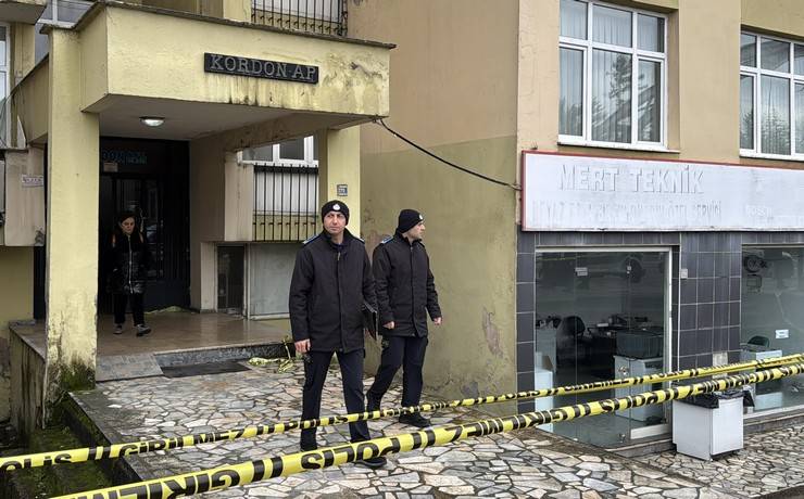 Rize'de tahliye edilen apartmanın sakinleri polis kontrolünde eşyalarını aldı 13