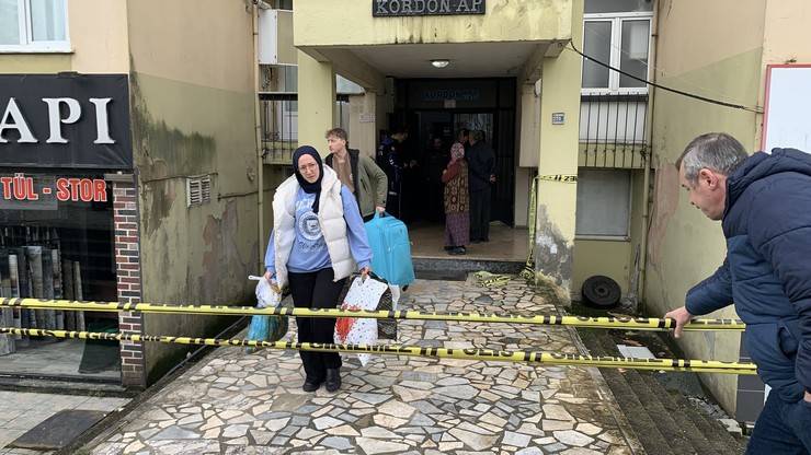 Rize'de tahliye edilen apartmanın sakinleri polis kontrolünde eşyalarını aldı 2