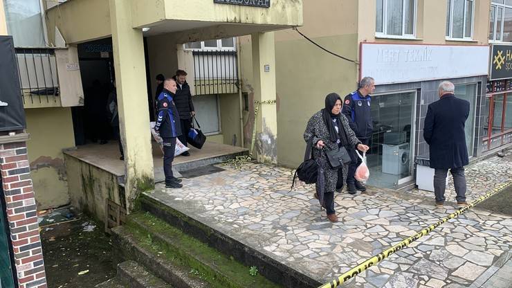 Rize'de tahliye edilen apartmanın sakinleri polis kontrolünde eşyalarını aldı 3