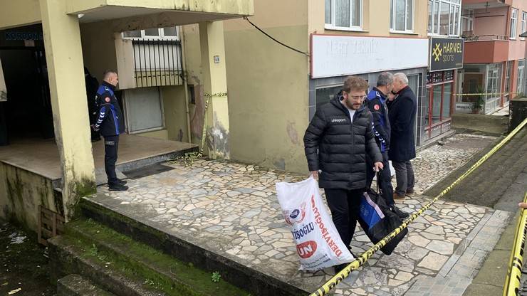 Rize'de tahliye edilen apartmanın sakinleri polis kontrolünde eşyalarını aldı 4