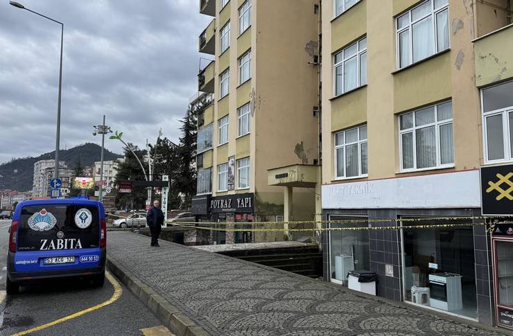 Rize'de tahliye edilen apartmanın sakinleri polis kontrolünde eşyalarını aldı 7