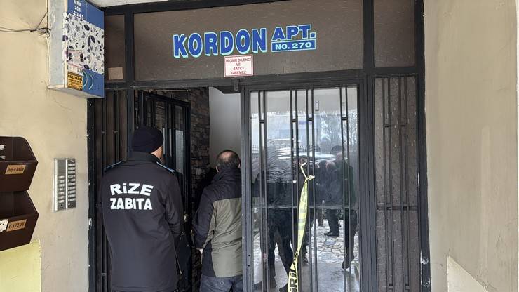 Rize'de tahliye edilen apartmanın sakinleri polis kontrolünde eşyalarını aldı 9