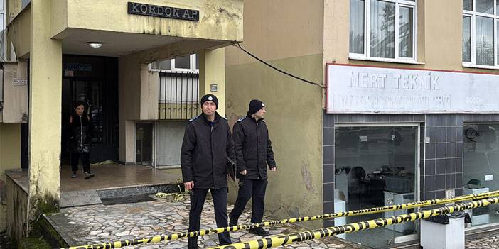 Rize'de tahliye edilen apartmanın sakinleri polis kontrolünde eşyalarını aldı