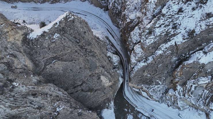 Artvin'de dev kayalar arasındaki yoldan geçmek cesaret istiyor 1