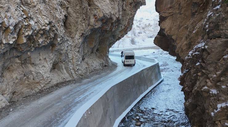 Artvin'de dev kayalar arasındaki yoldan geçmek cesaret istiyor 10