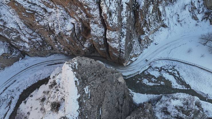 Artvin'de dev kayalar arasındaki yoldan geçmek cesaret istiyor 11