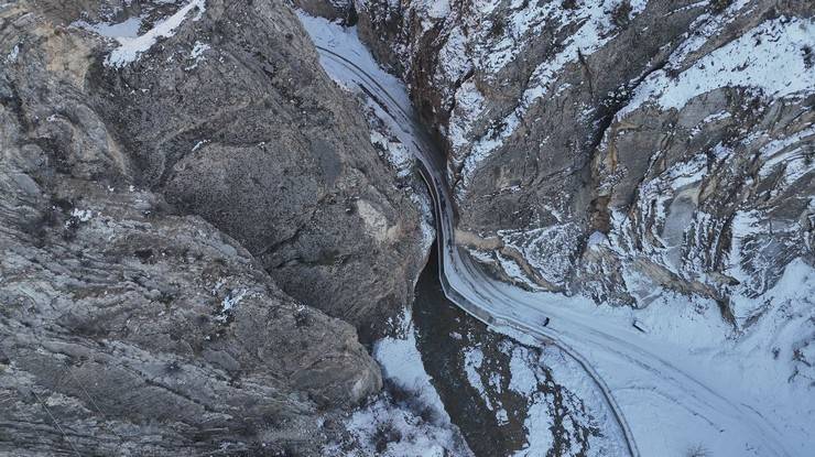 Artvin'de dev kayalar arasındaki yoldan geçmek cesaret istiyor 12