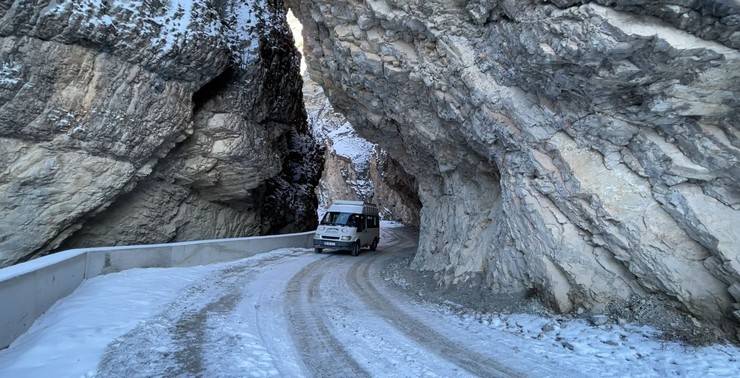 Artvin'de dev kayalar arasındaki yoldan geçmek cesaret istiyor 3