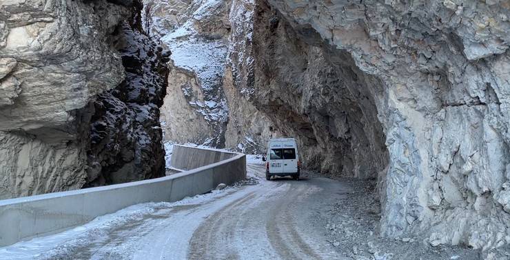 Artvin'de dev kayalar arasındaki yoldan geçmek cesaret istiyor 4