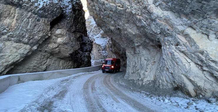 Artvin'de dev kayalar arasındaki yoldan geçmek cesaret istiyor 5