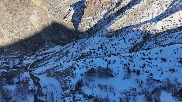 Artvin'de dev kayalar arasındaki yoldan geçmek cesaret istiyor 6