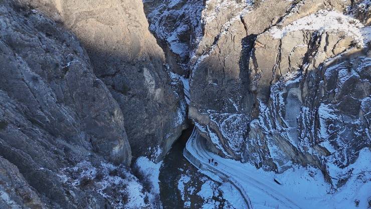 Artvin'de dev kayalar arasındaki yoldan geçmek cesaret istiyor 7