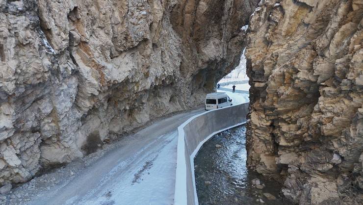 Artvin'de dev kayalar arasındaki yoldan geçmek cesaret istiyor 8