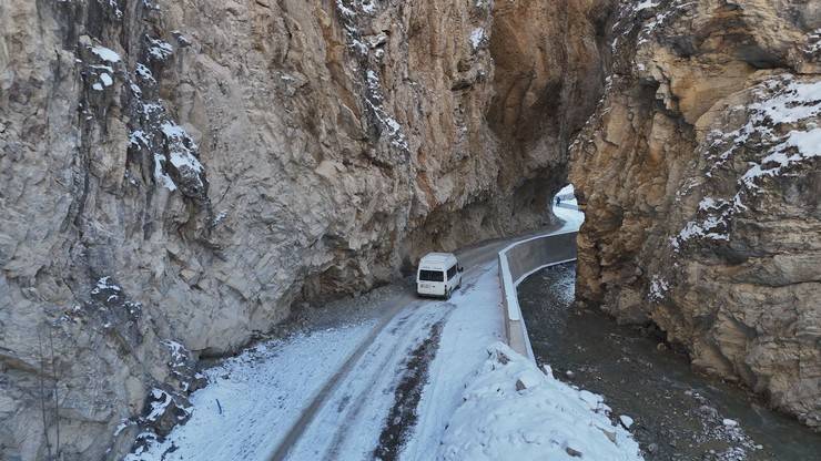 Artvin'de dev kayalar arasındaki yoldan geçmek cesaret istiyor 9