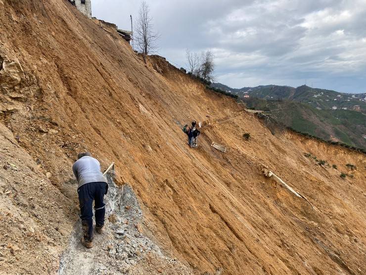 Heyelanlı yamaca riskli ‘kestirme patika’ 1