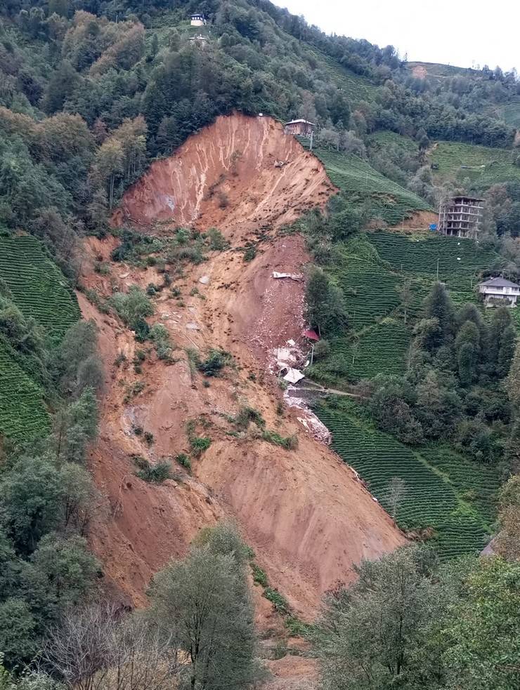 Heyelanlı yamaca riskli ‘kestirme patika’ 10