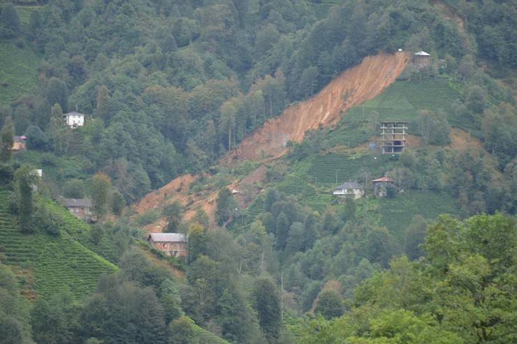 Heyelanlı yamaca riskli ‘kestirme patika’ 2